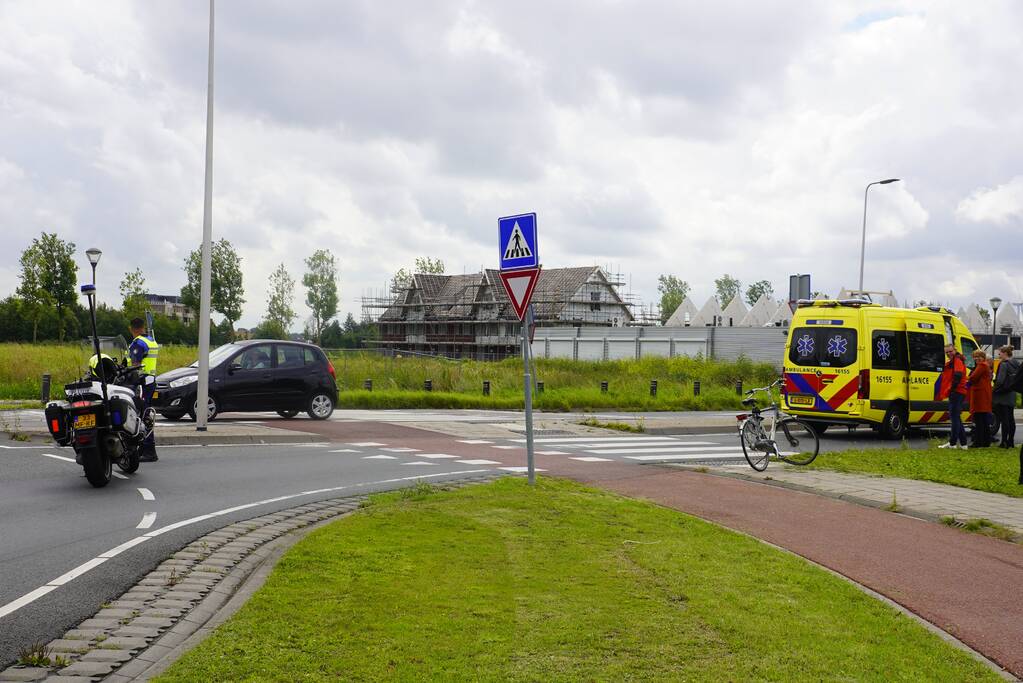 Auto botst op overstekende fietser