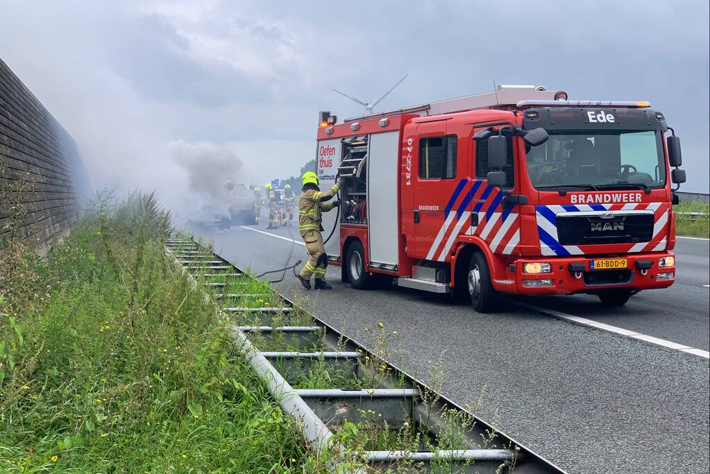 Auto vat vlam op snelweg