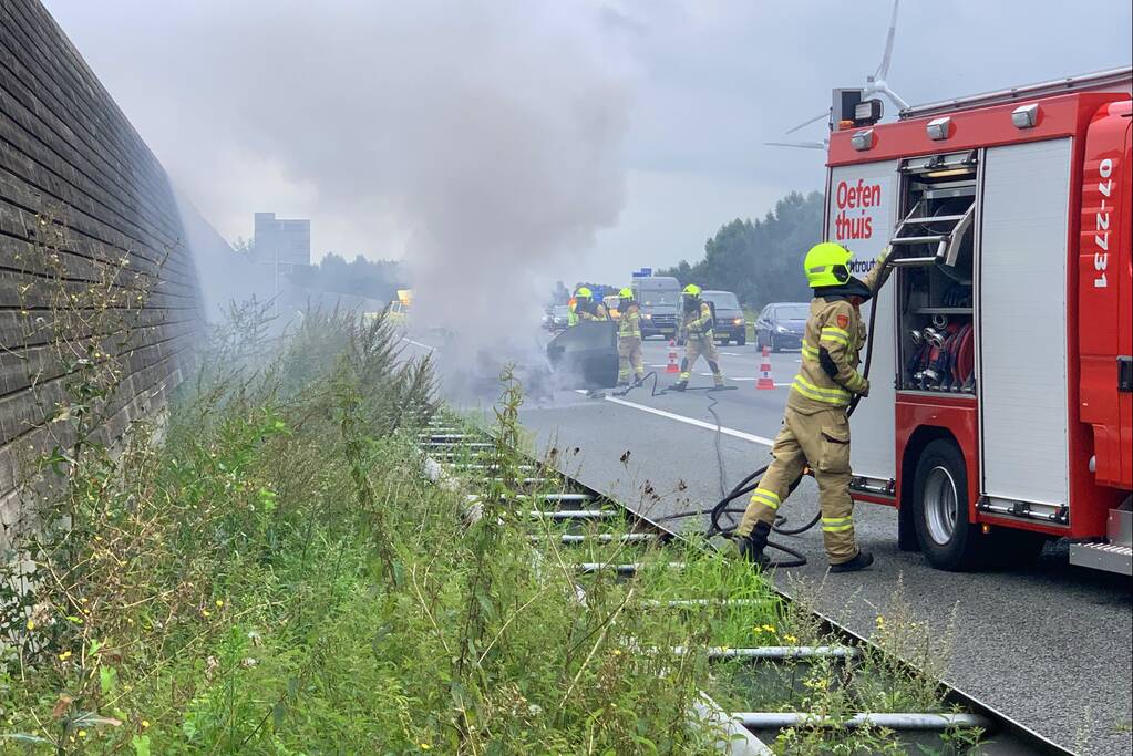 Auto vat vlam op snelweg