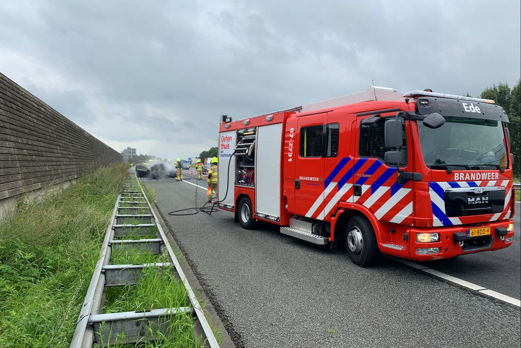 Auto vat vlam op snelweg