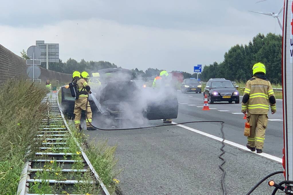 Auto vat vlam op snelweg