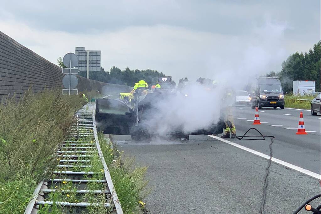 Auto vat vlam op snelweg