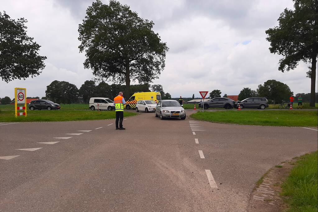 Twee auto's betrokken bij kop-staart botsing