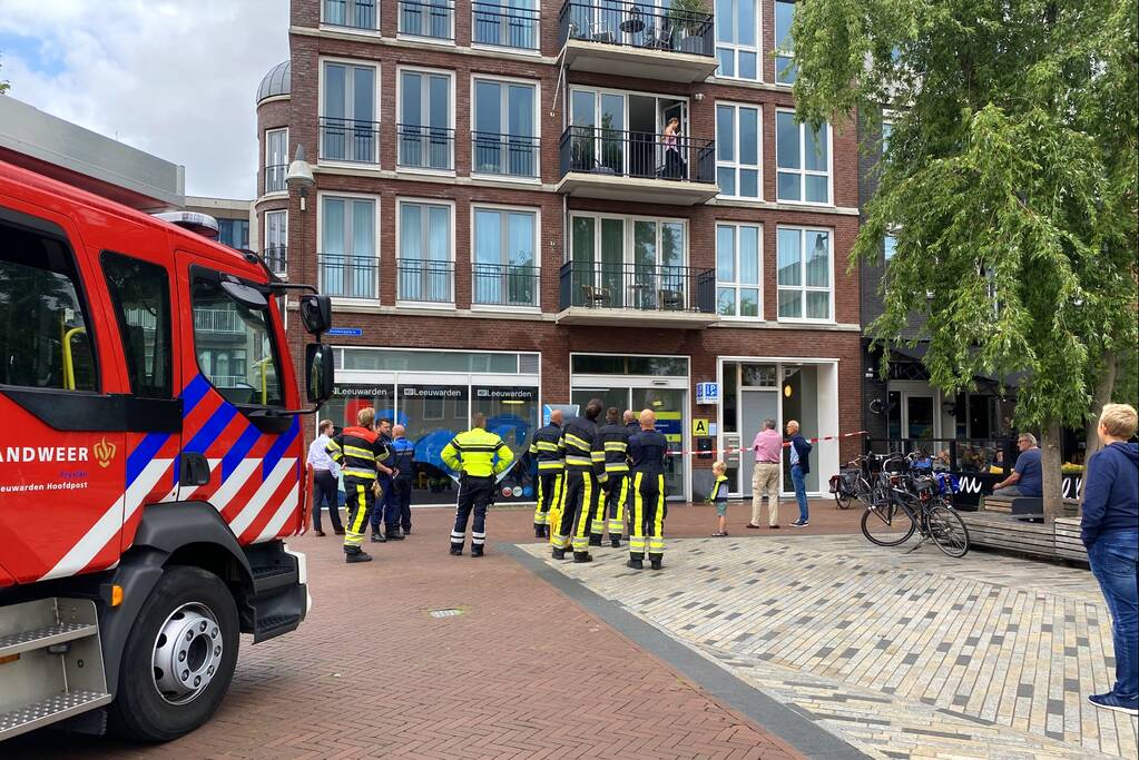 Water stroomt aan alle kanten uit appartementencomplex