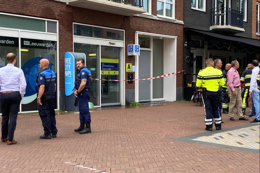 Water stroomt aan alle kanten uit appartementencomplex