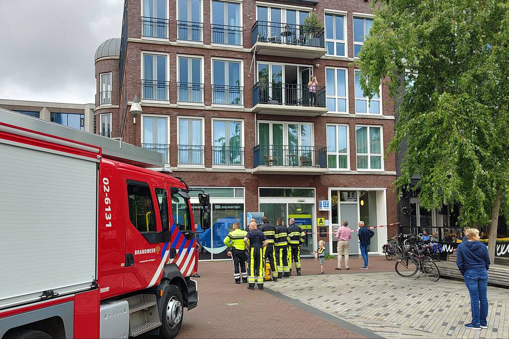 Water stroomt aan alle kanten uit appartementencomplex