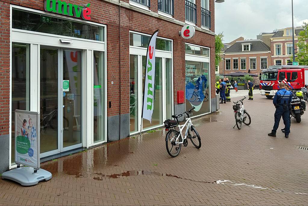 Water stroomt aan alle kanten uit appartementencomplex