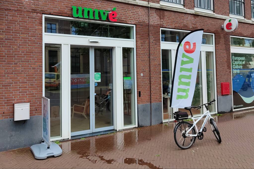 Water stroomt aan alle kanten uit appartementencomplex