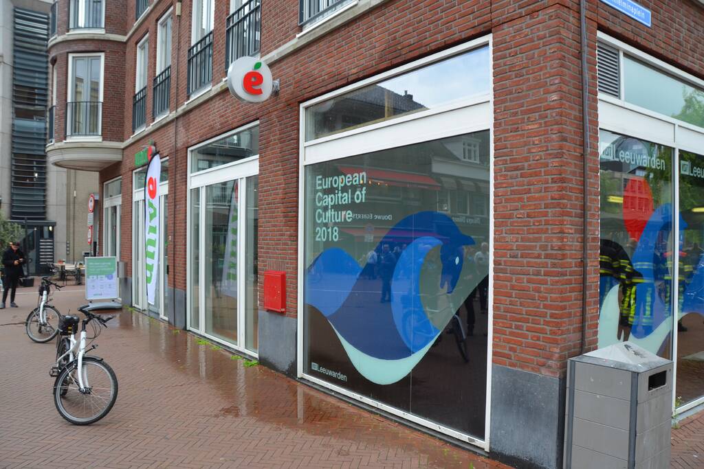 Water stroomt aan alle kanten uit appartementencomplex