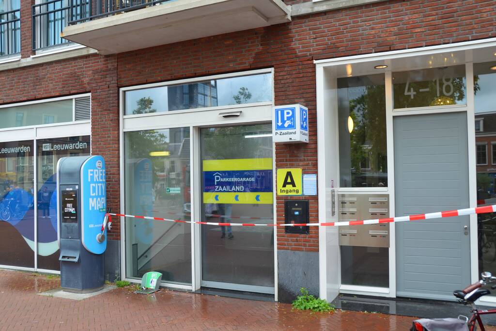 Water stroomt aan alle kanten uit appartementencomplex