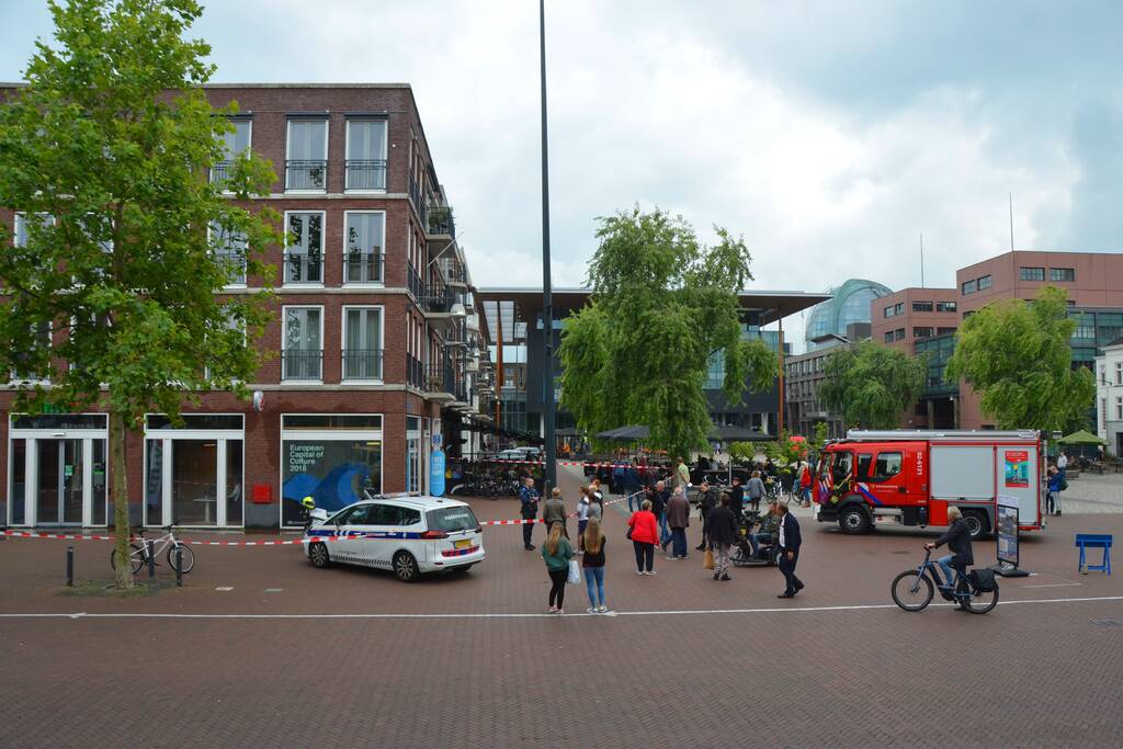 Water stroomt aan alle kanten uit appartementencomplex