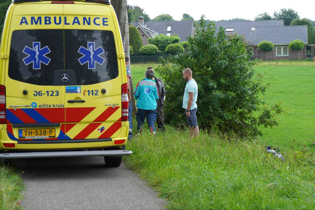 Motorrijder raakt van de weg en belandt in berm