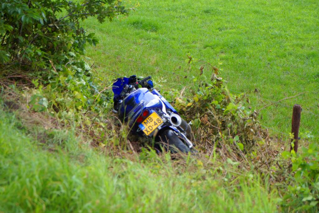 Motorrijder raakt van de weg en belandt in berm