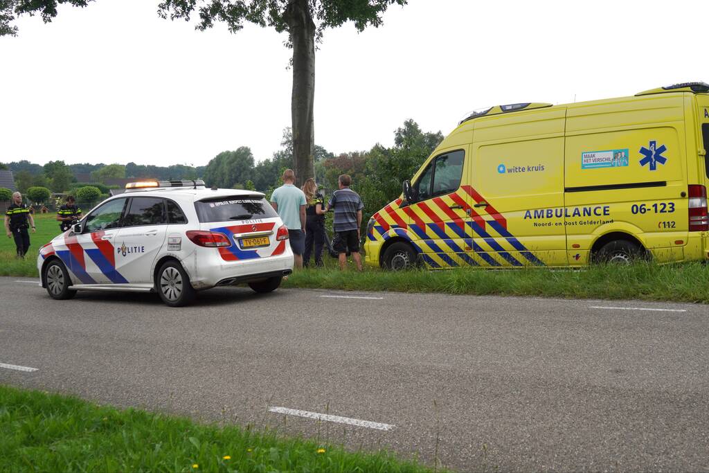 Motorrijder raakt van de weg en belandt in berm