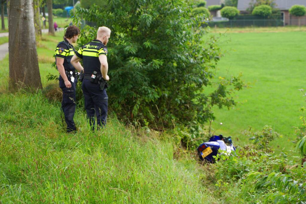 Motorrijder raakt van de weg en belandt in berm
