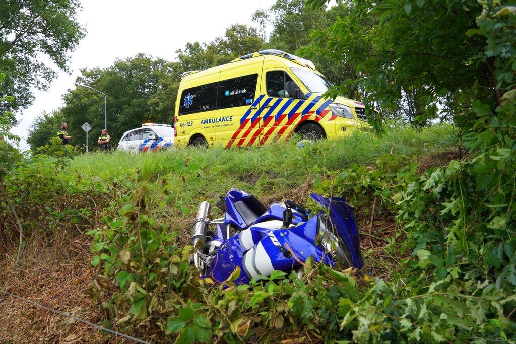 Motorrijder raakt van de weg en belandt in berm