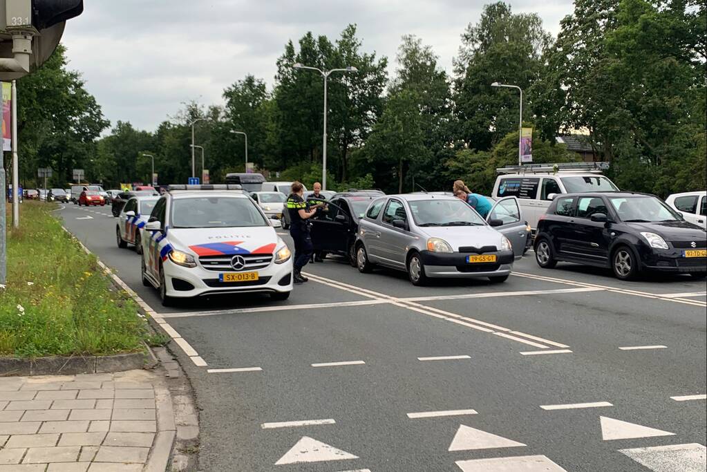 Kop-staart botsing voor stoplicht