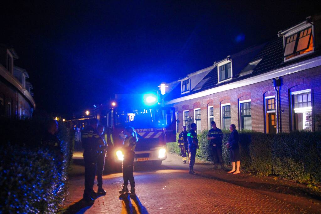 Brandweer blust brand in woning