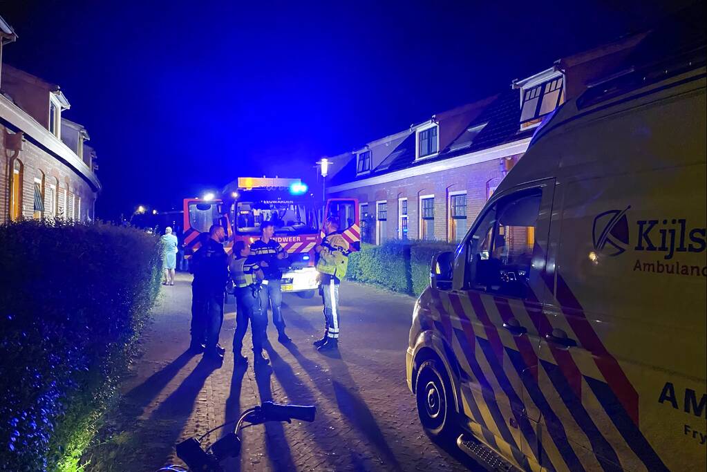 Brandweer blust brand in woning