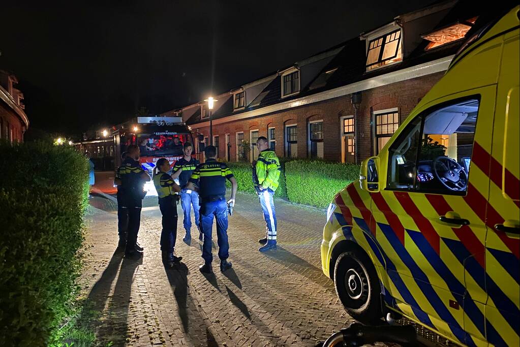 Brandweer blust brand in woning
