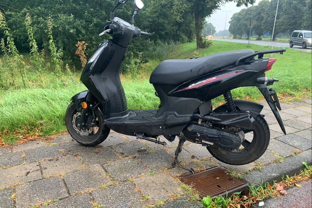 Scooterrijdster gaat hard onderuit door gladheid