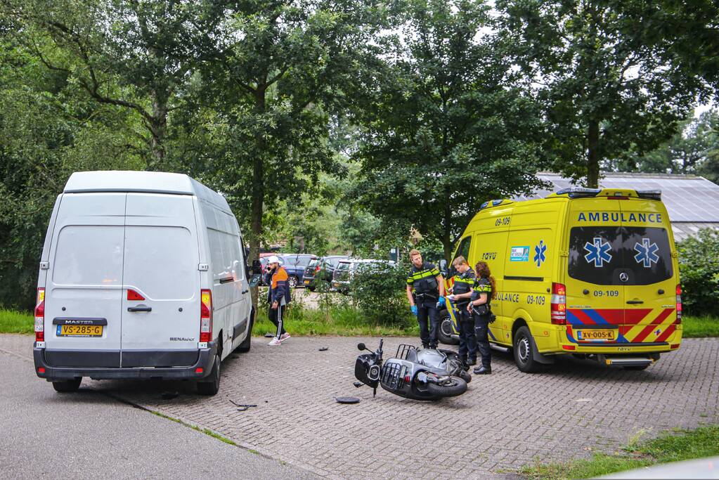 Brommerrijder gewond bij botsing tegen bestelbus