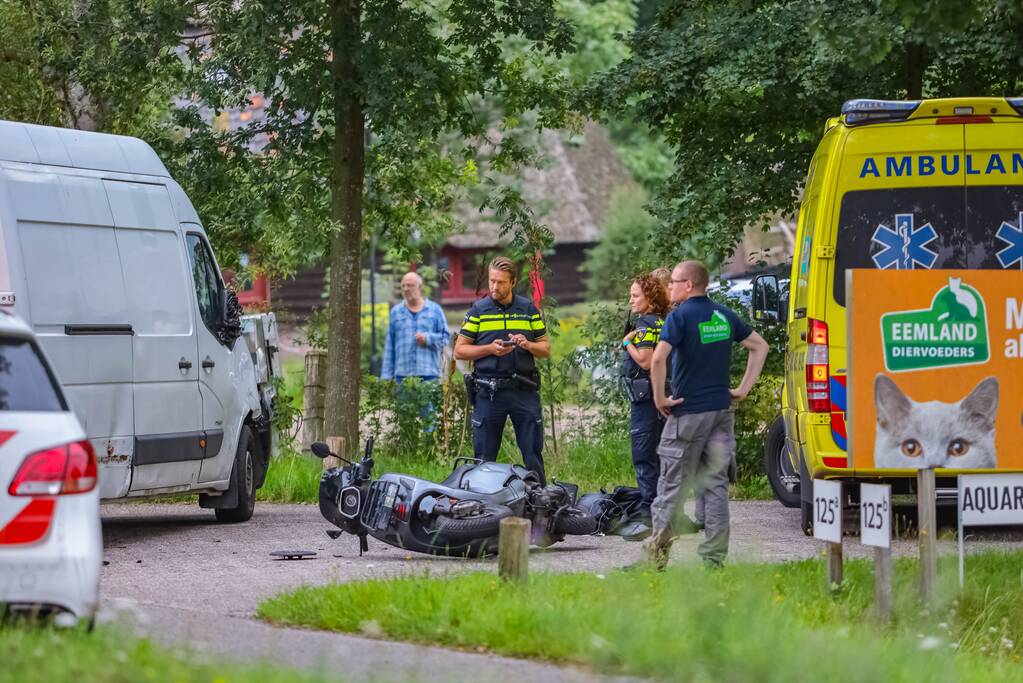 Brommerrijder gewond bij botsing tegen bestelbus
