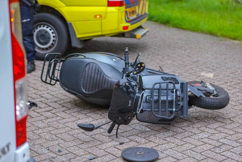 Brommerrijder gewond bij botsing tegen bestelbus