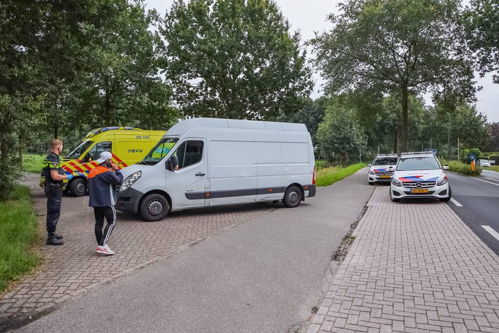 Brommerrijder gewond bij botsing tegen bestelbus