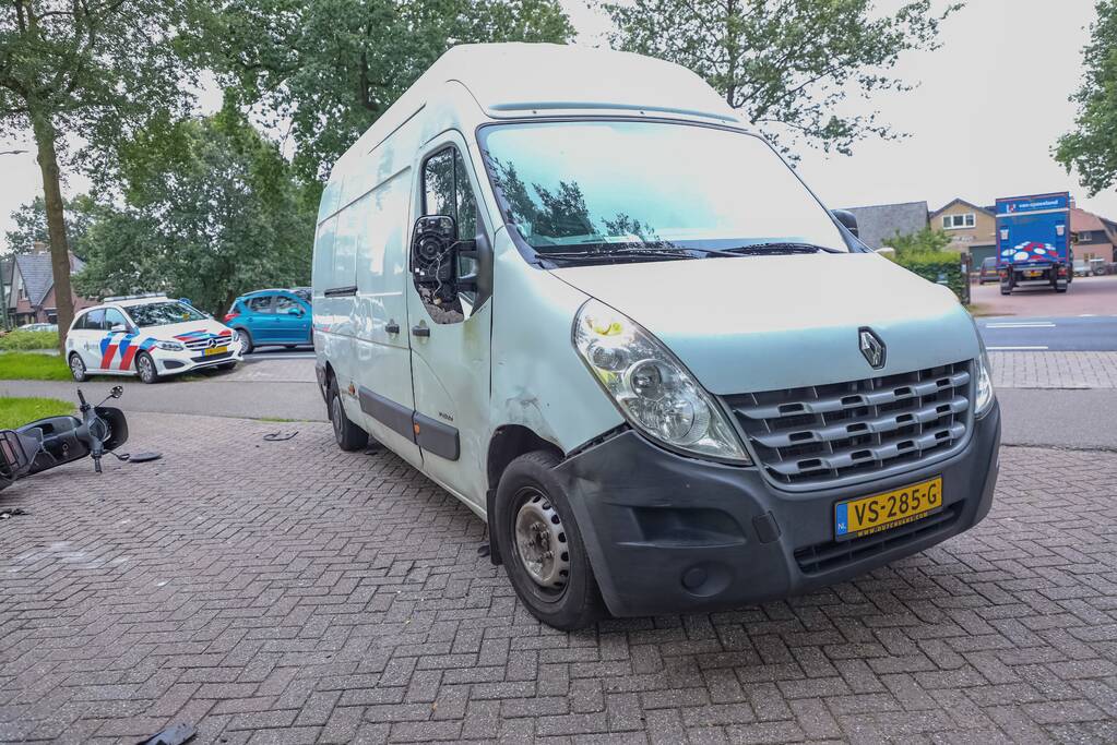 Brommerrijder gewond bij botsing tegen bestelbus