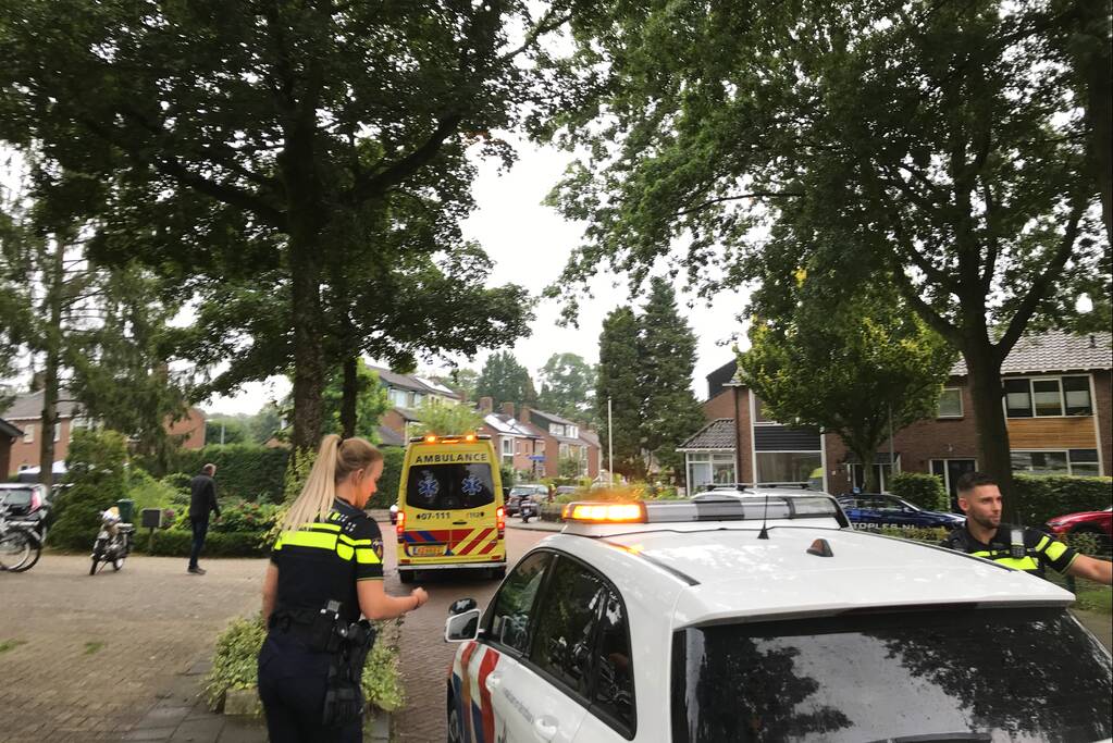 Brommerrijder rijdt overstekende hond aan