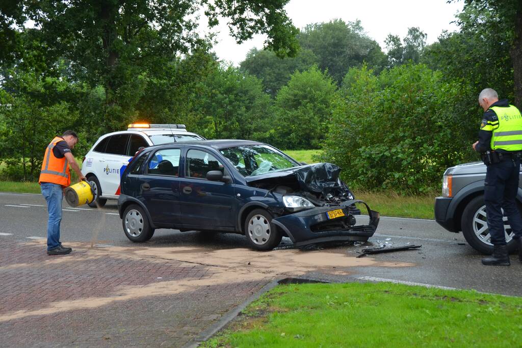 Afslaande automobilist botst op tegenligger voor tankstation Argos Giekerk