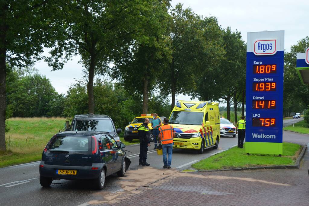Afslaande automobilist botst op tegenligger voor tankstation Argos Giekerk