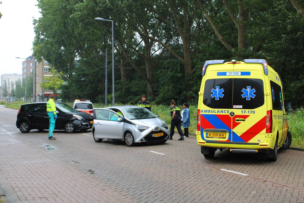 Auto botst in portier van andere weggebruiker