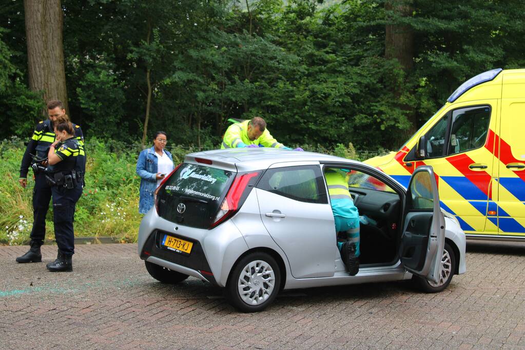 Auto botst in portier van andere weggebruiker