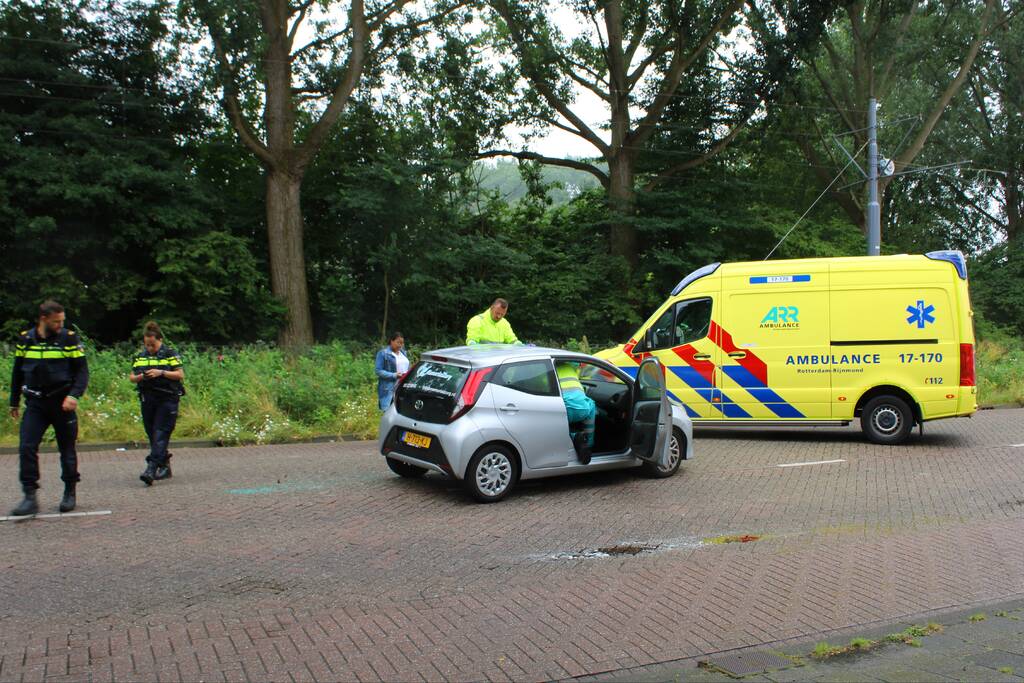 Auto botst in portier van andere weggebruiker