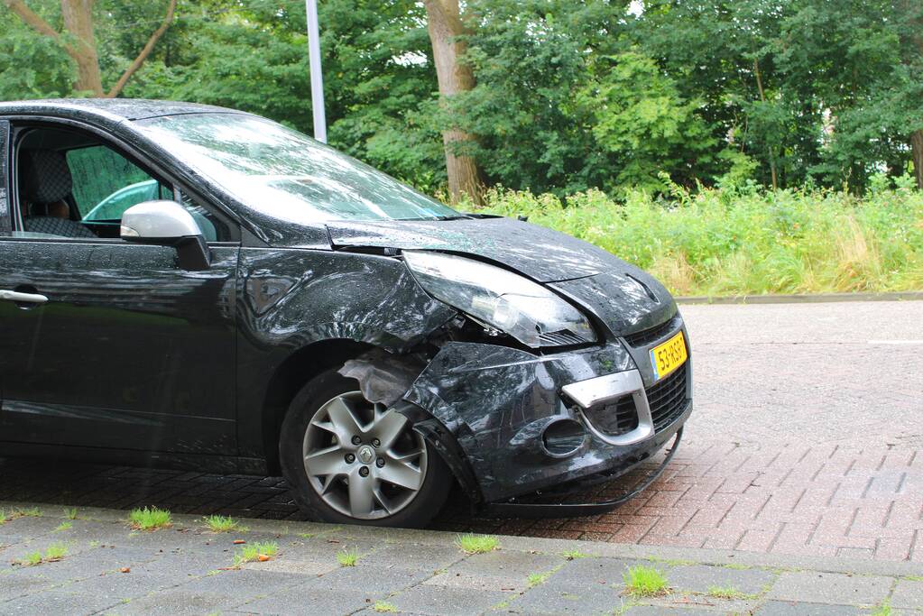 Auto botst in portier van andere weggebruiker