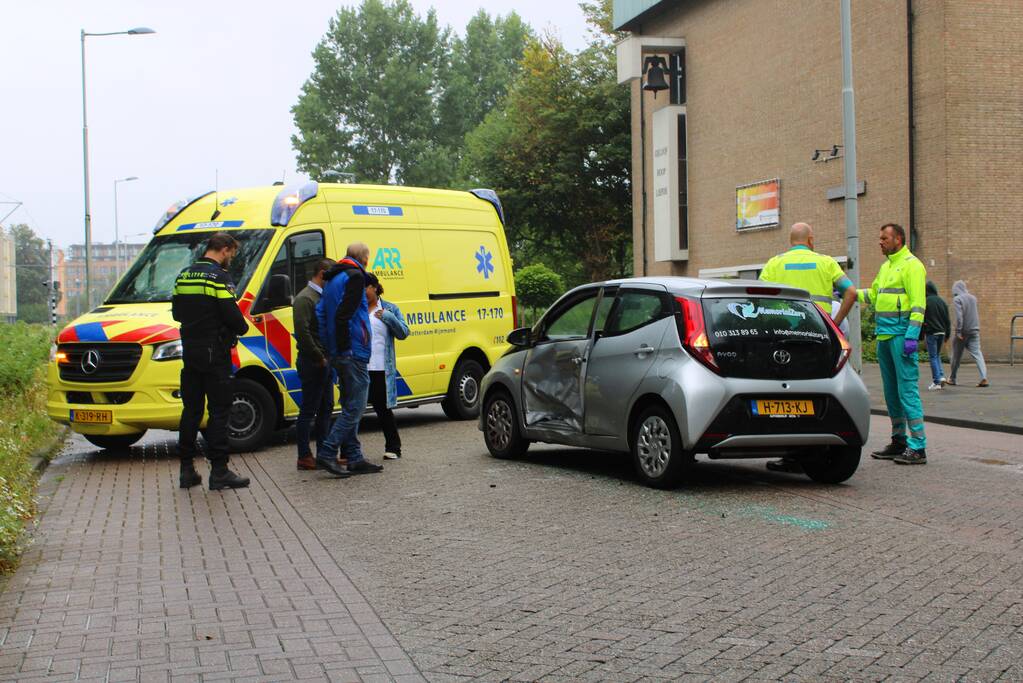 Auto botst in portier van andere weggebruiker