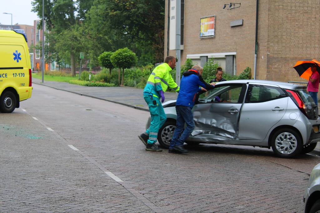 Auto botst in portier van andere weggebruiker