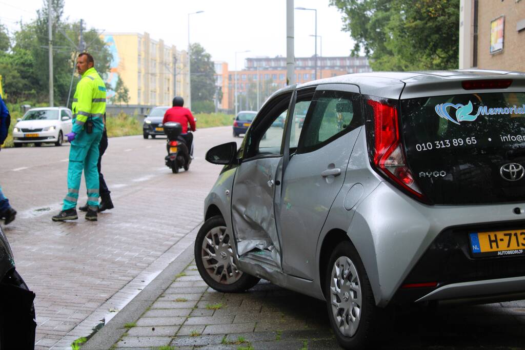 Auto botst in portier van andere weggebruiker
