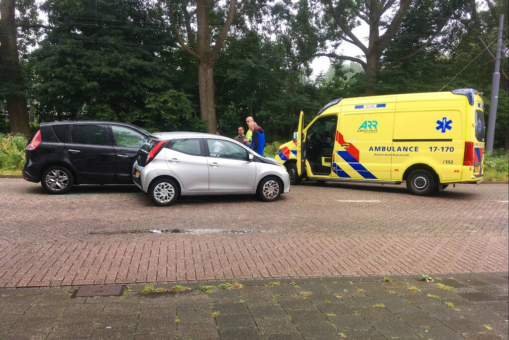Auto botst in portier van andere weggebruiker