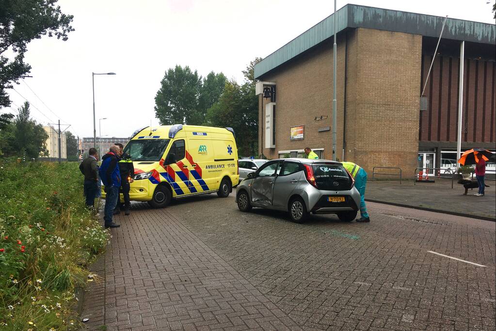 Auto botst in portier van andere weggebruiker