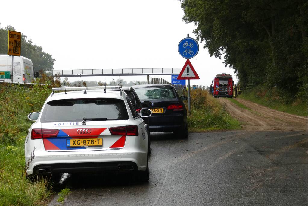 Paard schrikt en vliegt met kar over de kop