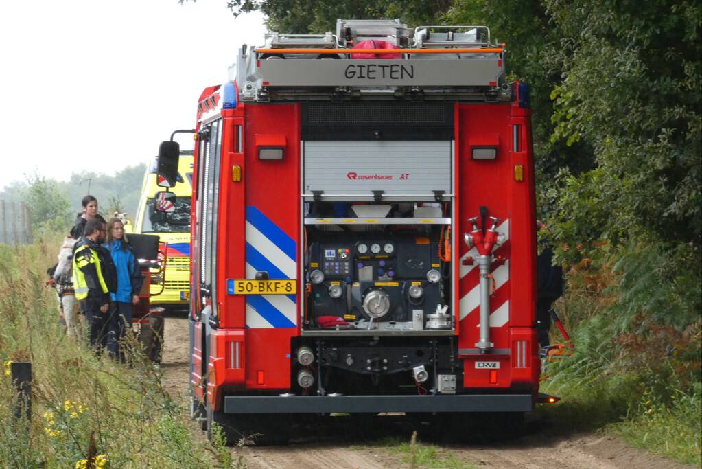 Paard schrikt en vliegt met kar over de kop