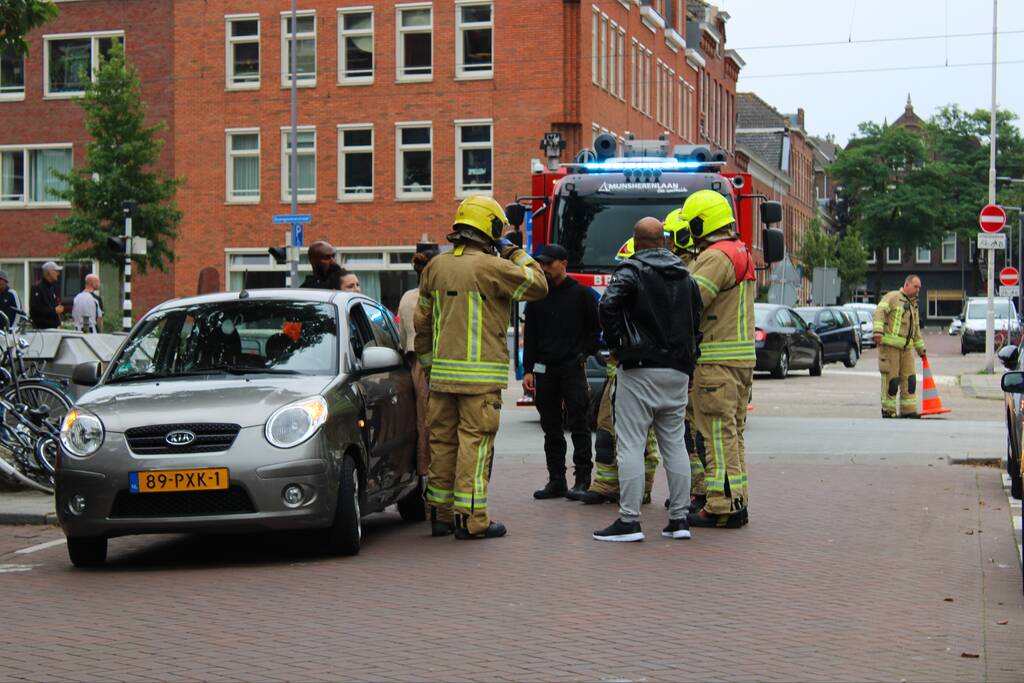Vrouw zit vast in auto na botsing met bedrijfsbus