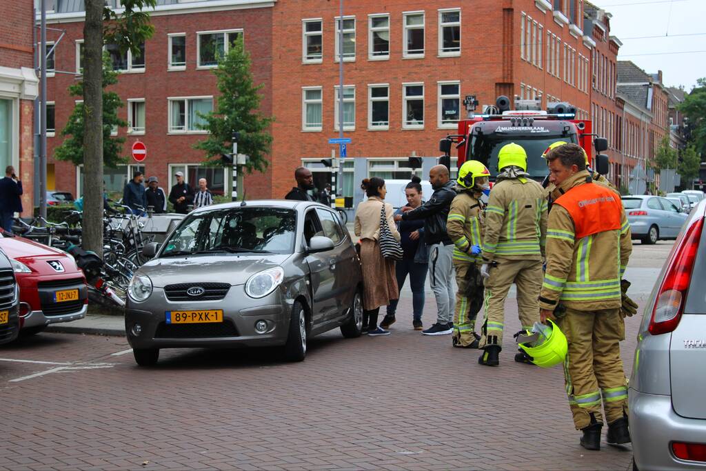 Vrouw zit vast in auto na botsing met bedrijfsbus