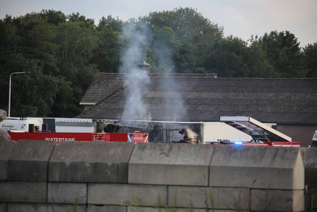 Brandweer blust brand in twee opleggers