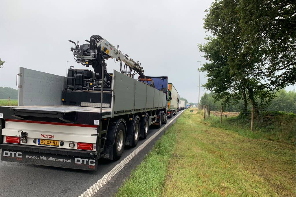 Bestelwagen belandt in greppel na botsing met vrachtwagen