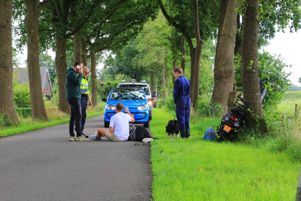 Jongedame gaat onderuit met brommer