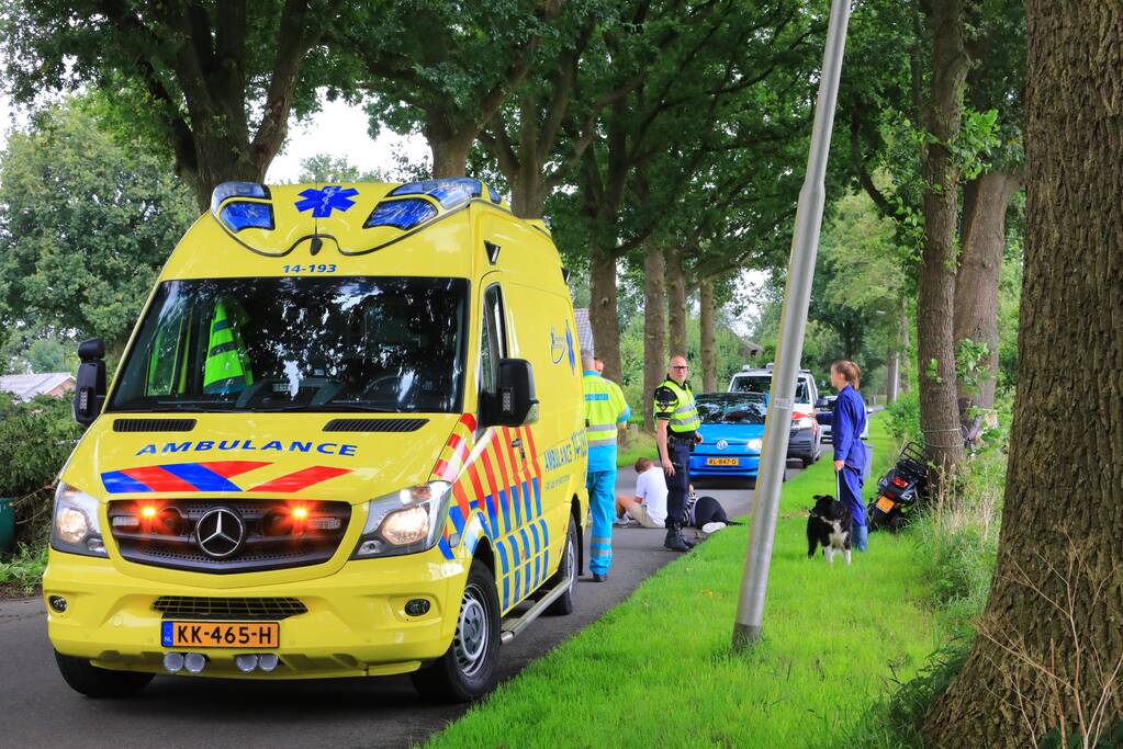 Jongedame gaat onderuit met brommer